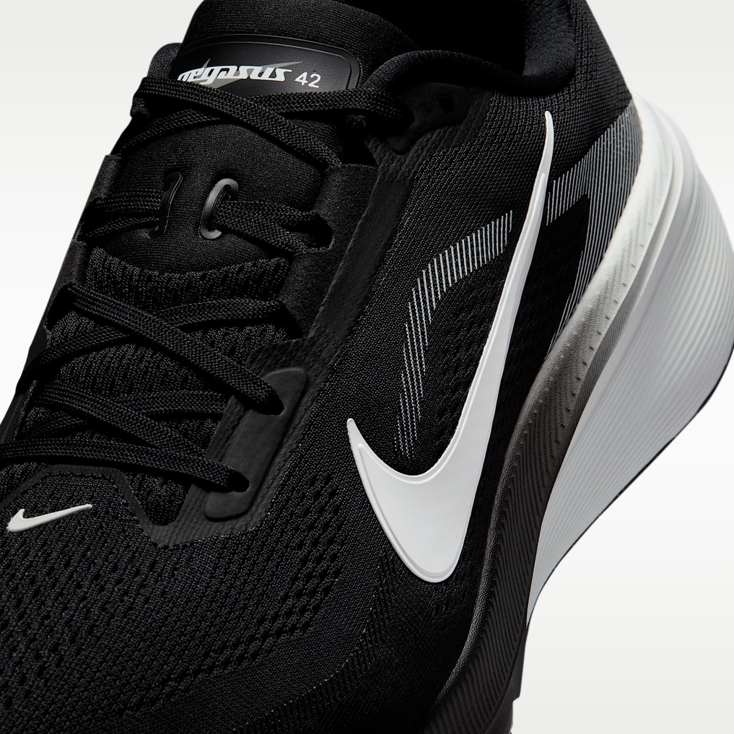 Nike Pegasus 42 Straßenlaufschuh (Herren, weit) – Schwarz/Photon Dust/Weiß