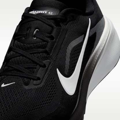 Nike Pegasus 42 Straßenlaufschuh (Herren, weit) – Schwarz/Photon Dust/Weiß