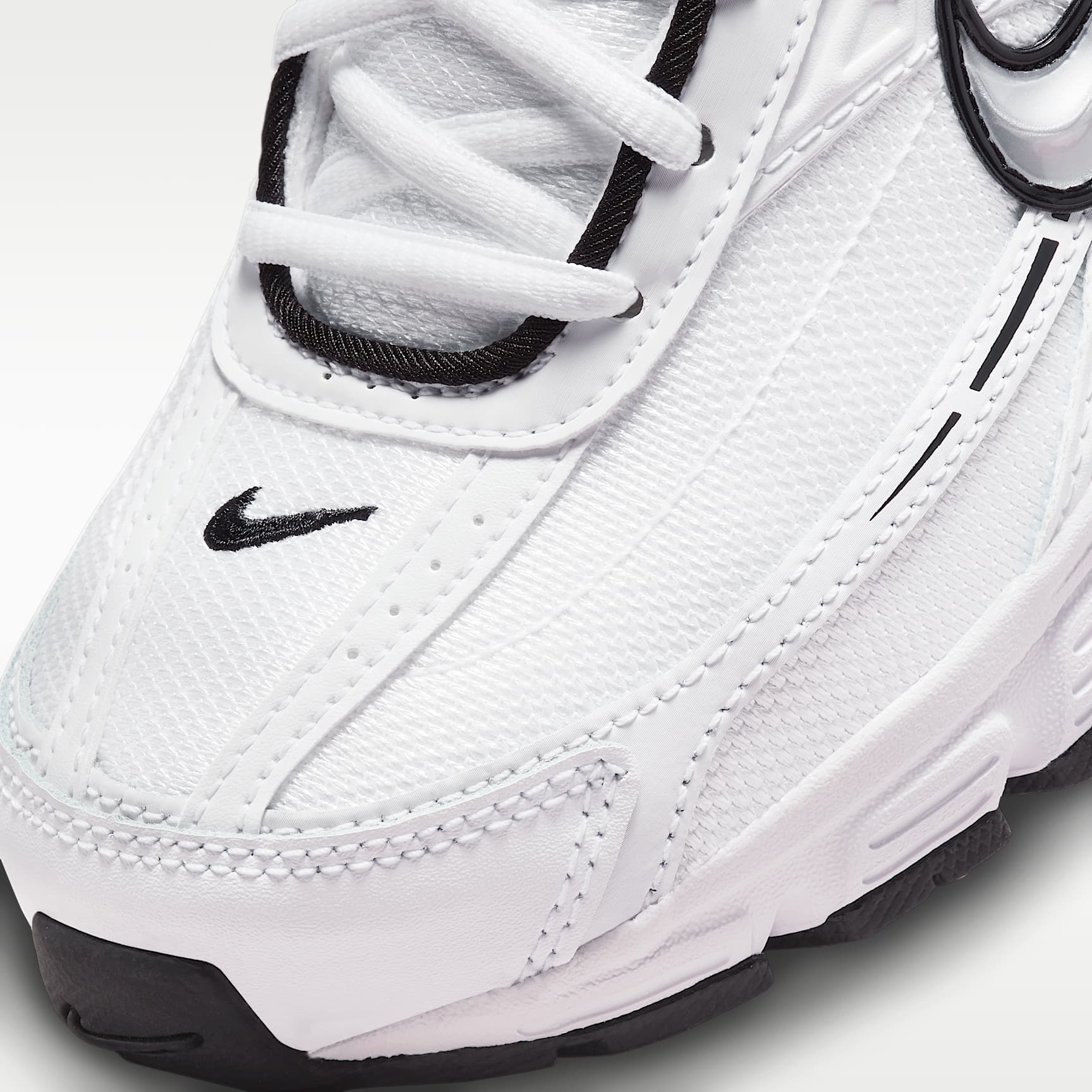 Nike Initiator Damenschuh – Weiß/Weiß/Schwarz/Metallic Silver