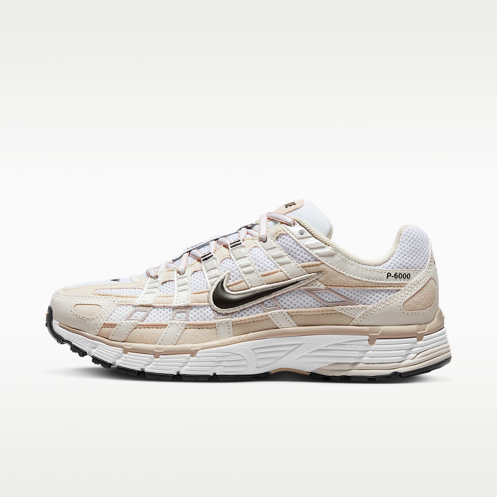 Nike P-6000 Damenschuh – Light Orewood Brown/Weiß/Metallic Summit White/Schwarz
