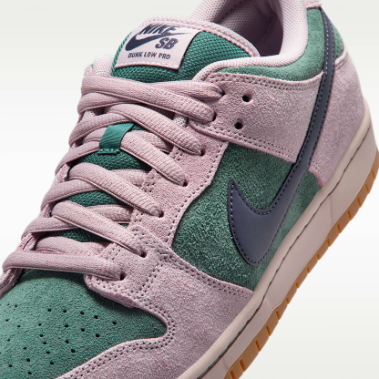 Nike SB Dunk Low Pro Skateboardschuh – Mineral Slate/Particle Rose/Silt Red/Dark Raisin