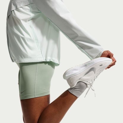 Nike Journey Run Straßenlaufschuh für Damen – Summit White/Barely Green/Weiß/Metallic Silver