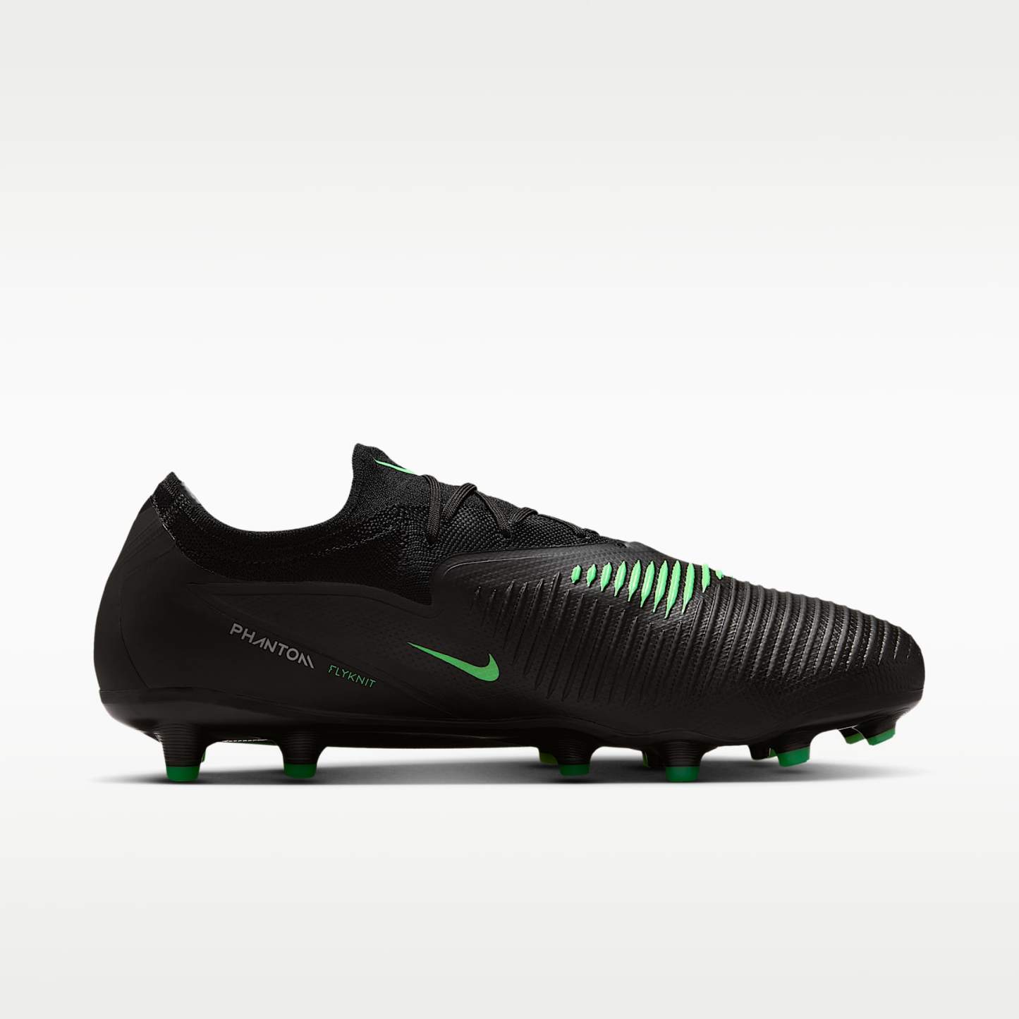 Nike Phantom 6 Low Pro Fußballschuh für Kunstrasen – Schwarz/Schwarz/Illusion Green
