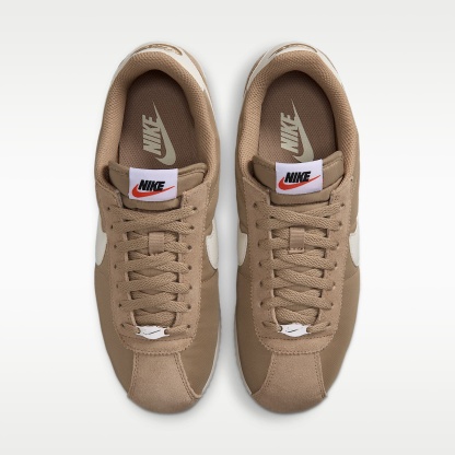 Nike Cortez Textile Schuh (Damen) – British Khaki/Schwarz/Safety Orange/Sail