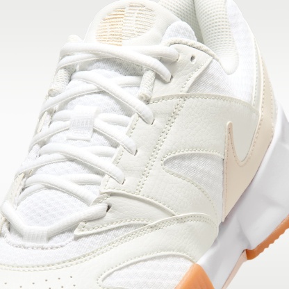 NikeCourt Lite 4 Herren-Tennisschuh für Sandplätze – Weiß/Summit White/Linen/Light Orewood Brown