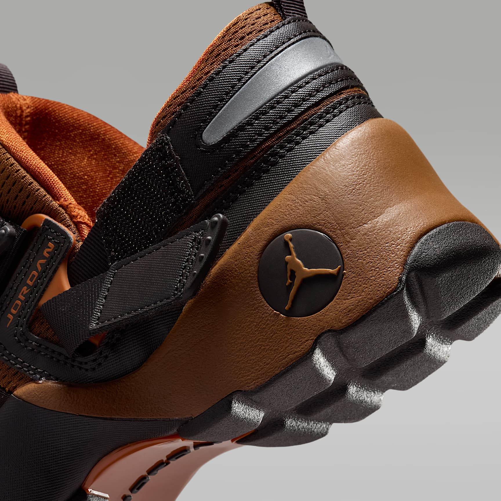 Jordan Trunner LX Schuh (Damen) – Light British Tan/Reflective Silver/Weiß/Desert Orange