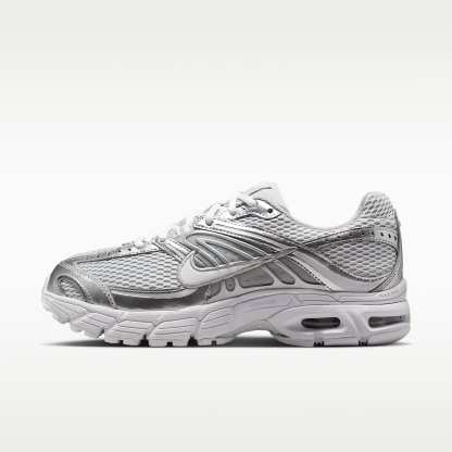 Nike Air Max Moto 2K Schuh mit reflektierenden Akzenten (Damen) – Grey Fog/Metallic Silver/Weiß