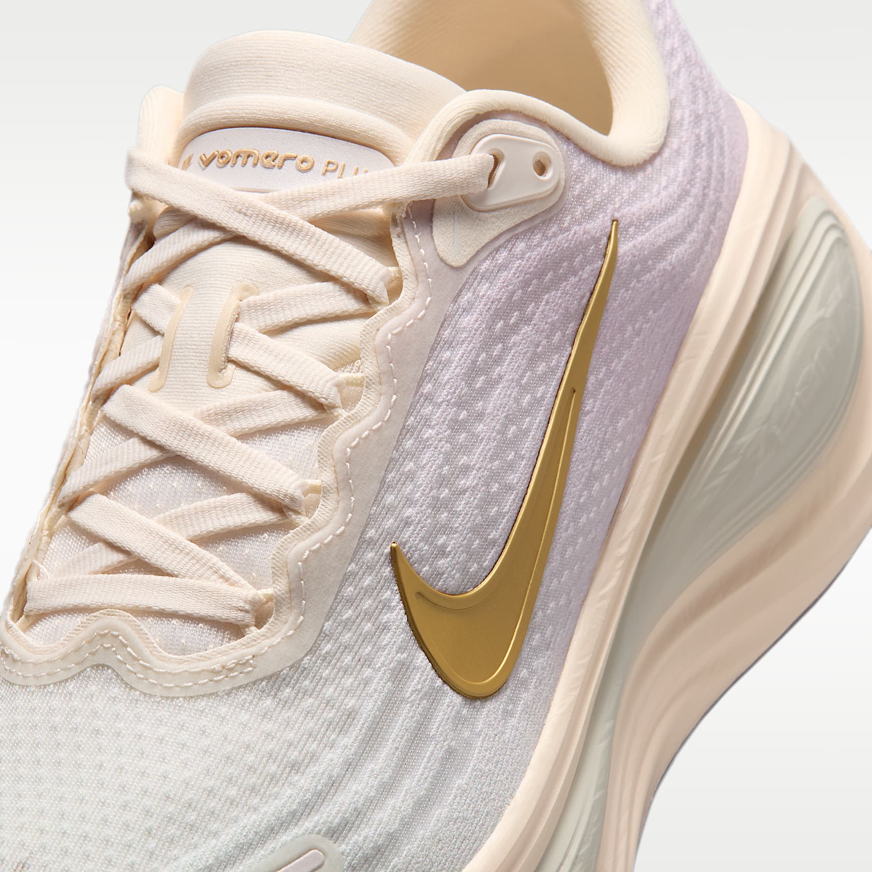 Nike Vomero Plus Straßenlaufschuh (Damen) – Chalk/Bleached Lilac/Spruce Aura/Metallic Gold