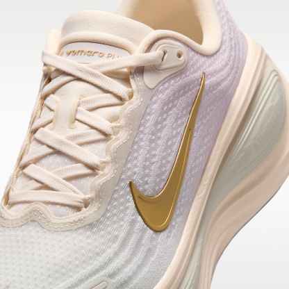 Nike Vomero Plus Straßenlaufschuh (Damen) – Chalk/Bleached Lilac/Spruce Aura/Metallic Gold