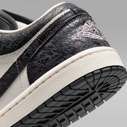 Air Jordan 1 Low SE Damenschuh – Anthracite/Sail/Coconut Milk/Iced Carmine