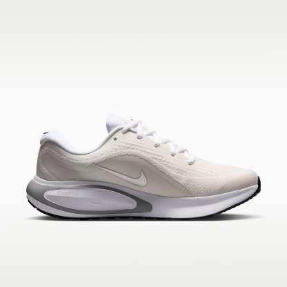 Nike Journey Run Straßenlaufschuh für Damen – Weiß/Sail/Schwarz/Metallic Silver
