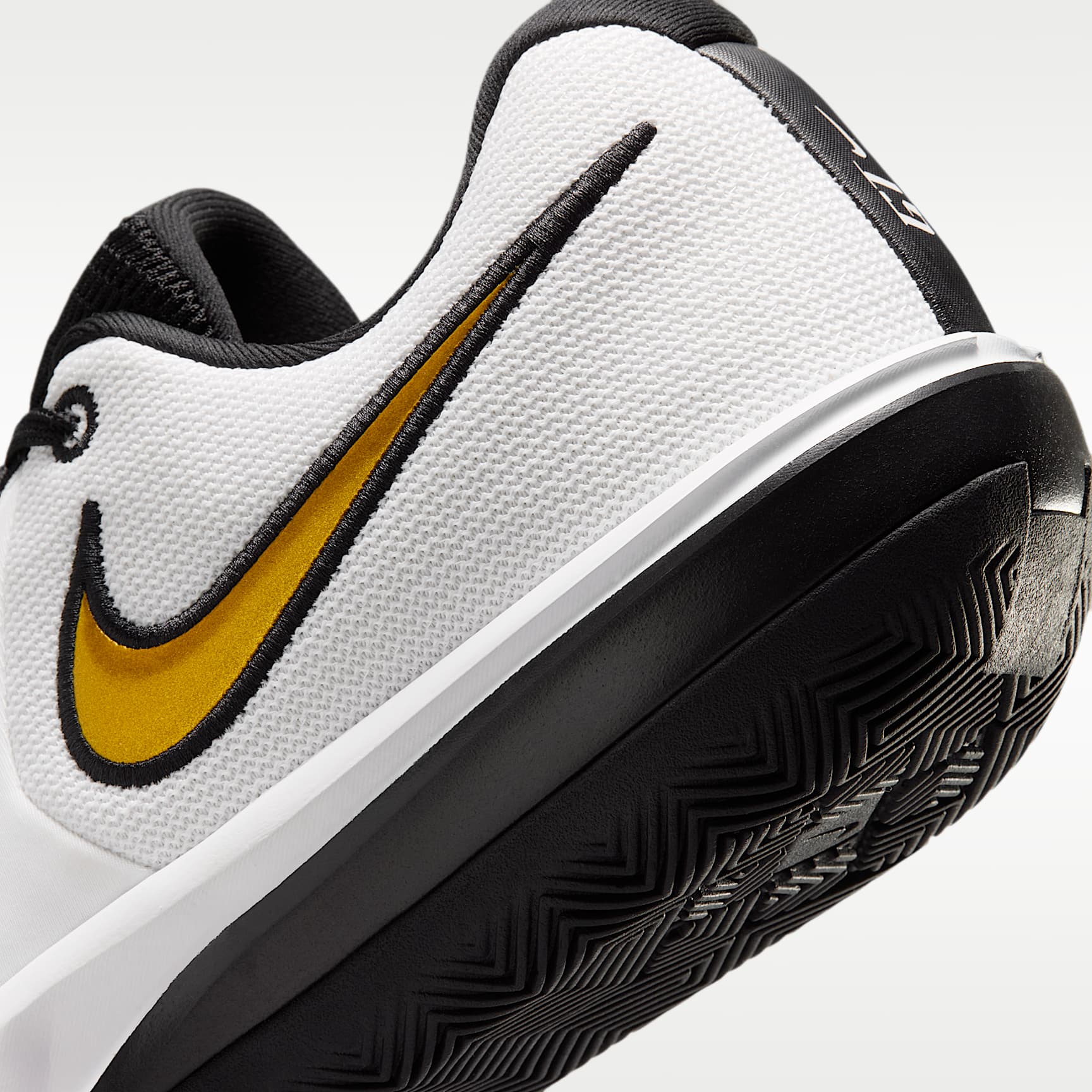 Nike G.T. Cut Academy 2 Basketballschuh – Weiß/Schwarz/Metallic Gold