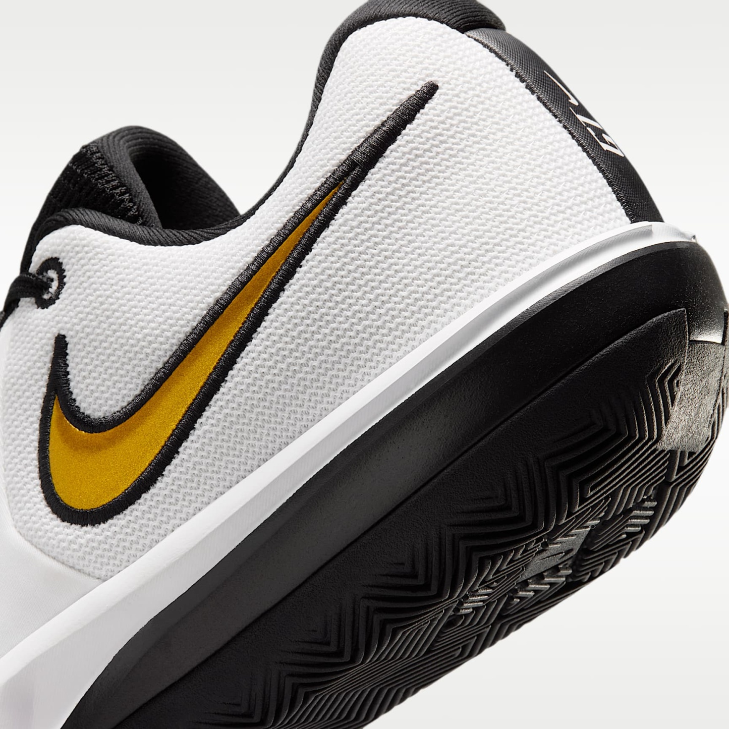 Nike G.T. Cut Academy 2 Basketballschuh – Weiß/Schwarz/Metallic Gold