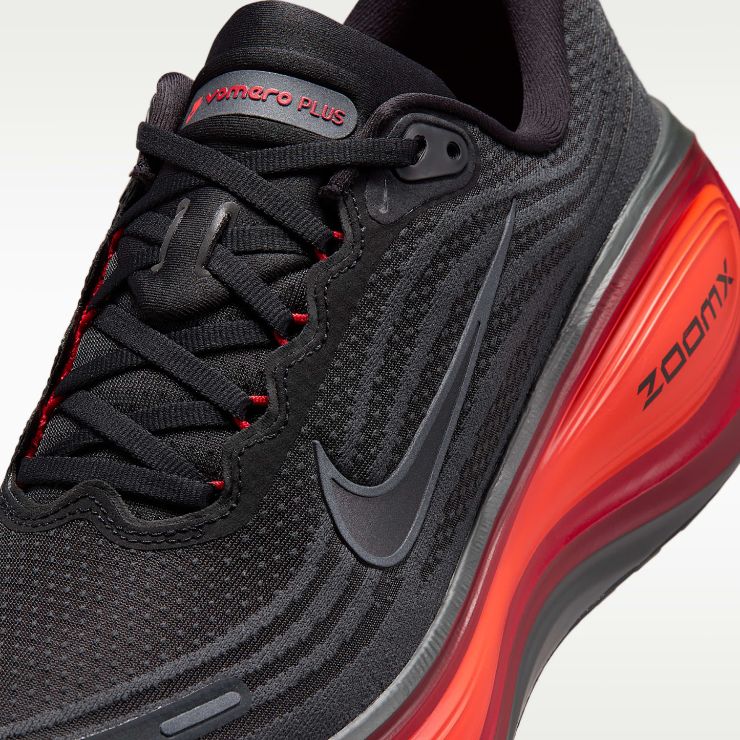 Nike Vomero Plus Straßenlaufschuh (Herren) – Anthracite/Bright Crimson/University Red/Schwarz