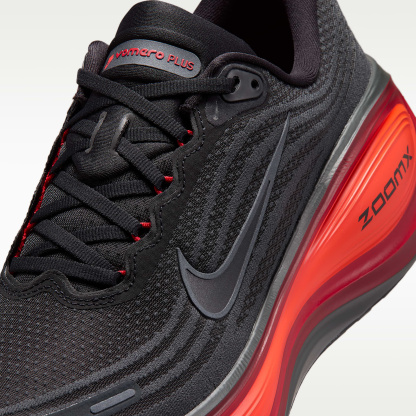 Nike Vomero Plus Straßenlaufschuh (Herren) – Anthracite/Bright Crimson/University Red/Schwarz