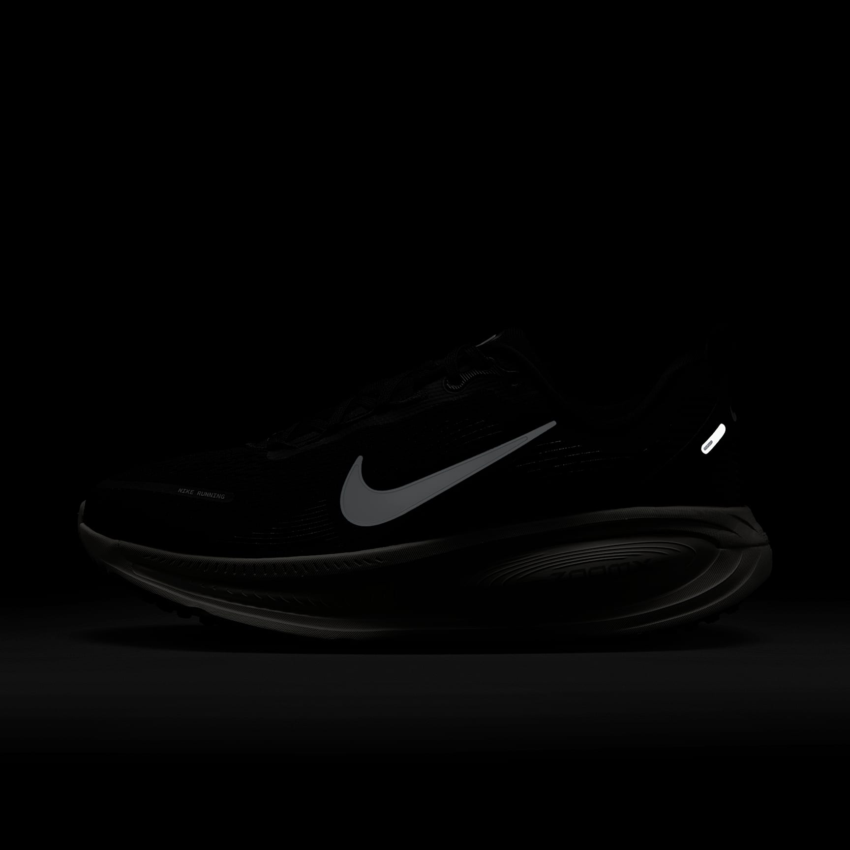 Nike Vomero 18 Straßenlaufschuh (Damen) – Schwarz/Coconut Milk/Light Iron Ore/Summit White