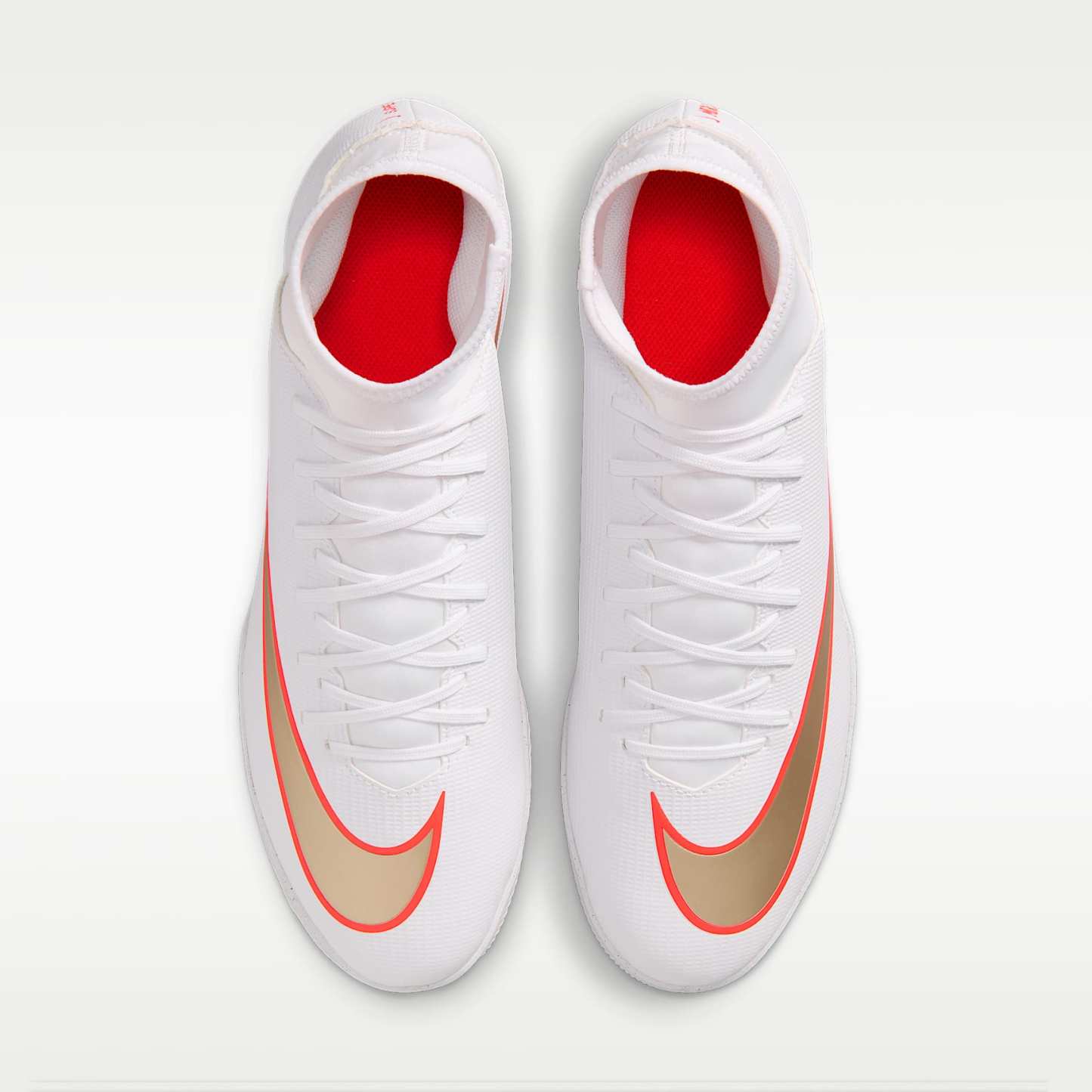 Nike Mercurial Superfly 11 Club High-Top-Fußballschuh für Hallen- und Hartplätze – Weiß/Bright Crimson/Blur