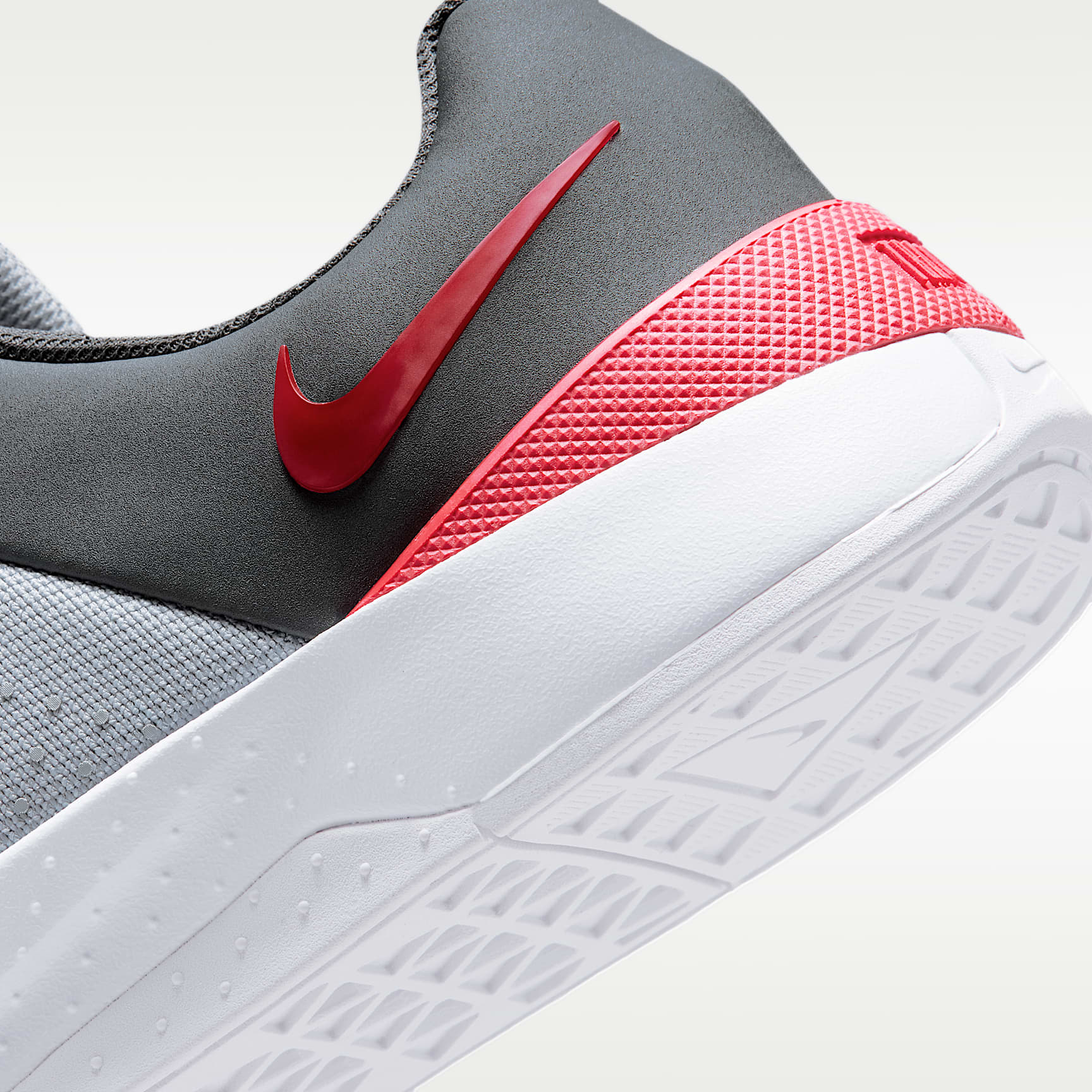Nike MC Trainer 4 Trainingsschuh (Herren) – Wolf Grey/Iron Grey/Weiß/University Red