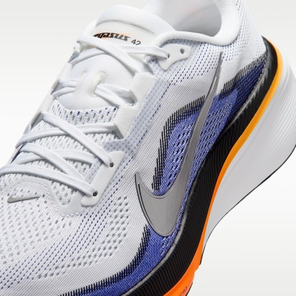 Nike Pegasus 42 Straßenlaufschuh (Herren) – Weiß/Lapis/Total Orange/Metallic Silver