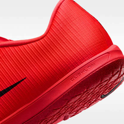Nike Mercurial Vapor 17 Academy Low-Top-Fußballschuh für Hallen- und Hartplätze – Bright Crimson/Blur