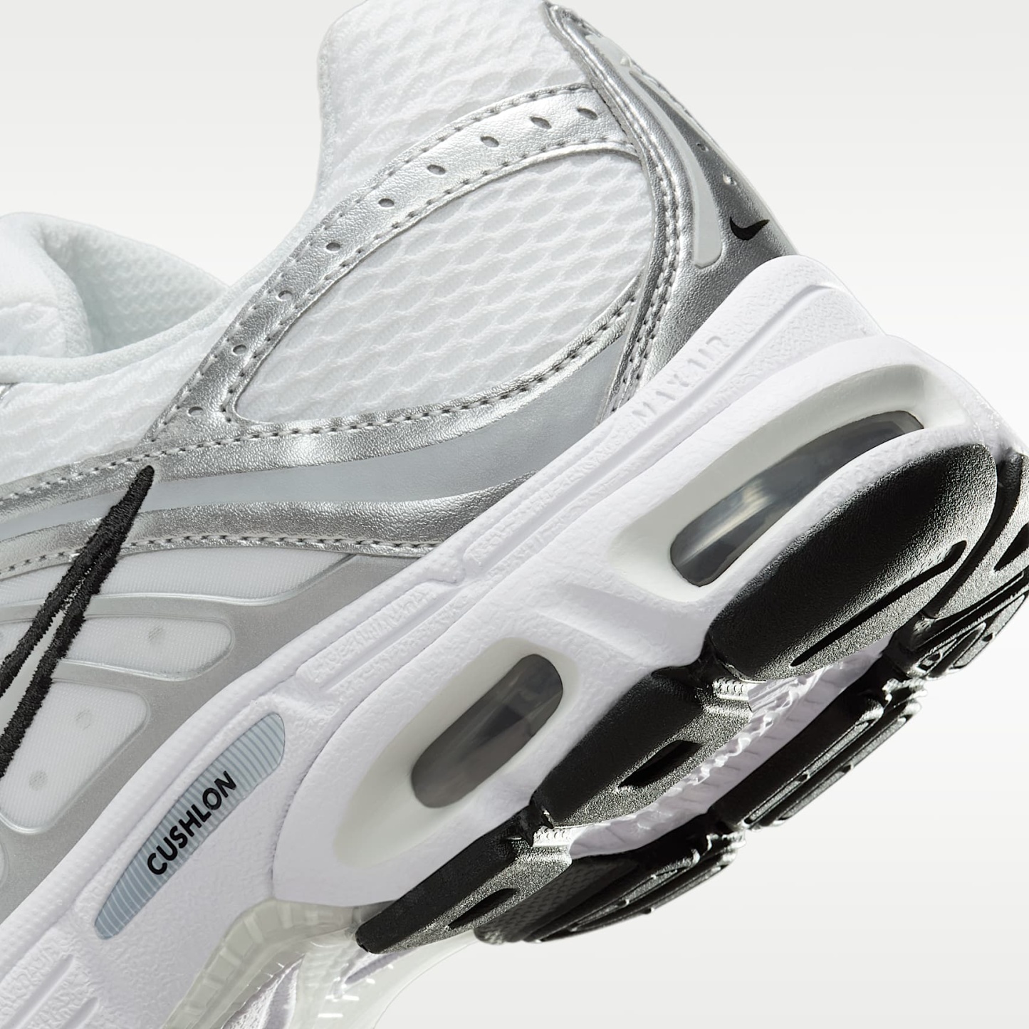 Nike Air Max Moto 2K Schuh mit reflektierenden Akzenten (Damen) – Weiß/Metallic Silver/Schwarz/Photon Dust