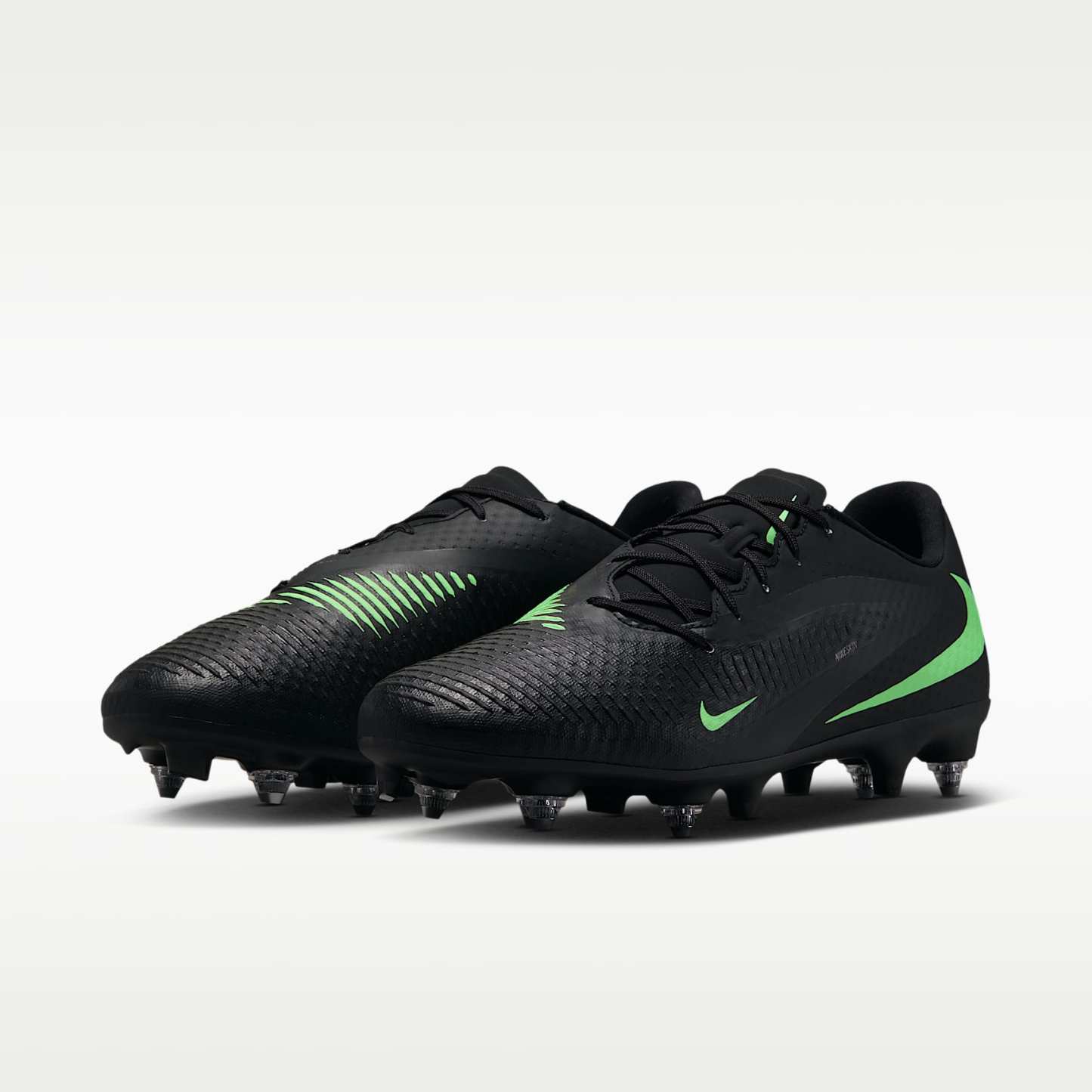 Nike Phantom 6 Low Academy Fußballschuh für weichen Rasen – Schwarz/Schwarz/Illusion Green