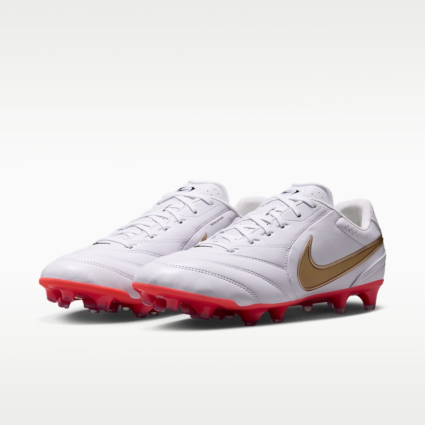 Nike Tiempo Ligera Pro Low-Top-Fußballschuh für normalen Rasen – Weiß/Bright Crimson/Blur