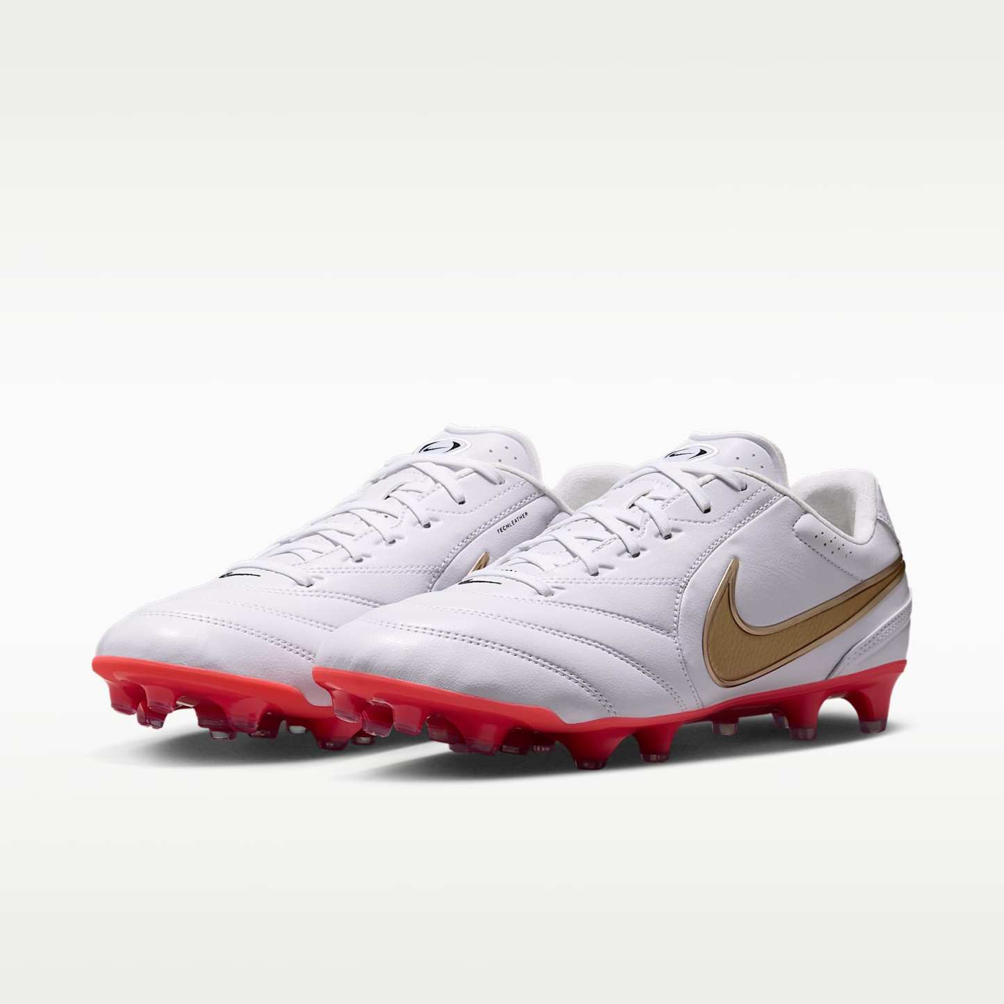 Nike Tiempo Ligera Pro Low-Top-Fußballschuh für normalen Rasen – Weiß/Bright Crimson/Blur