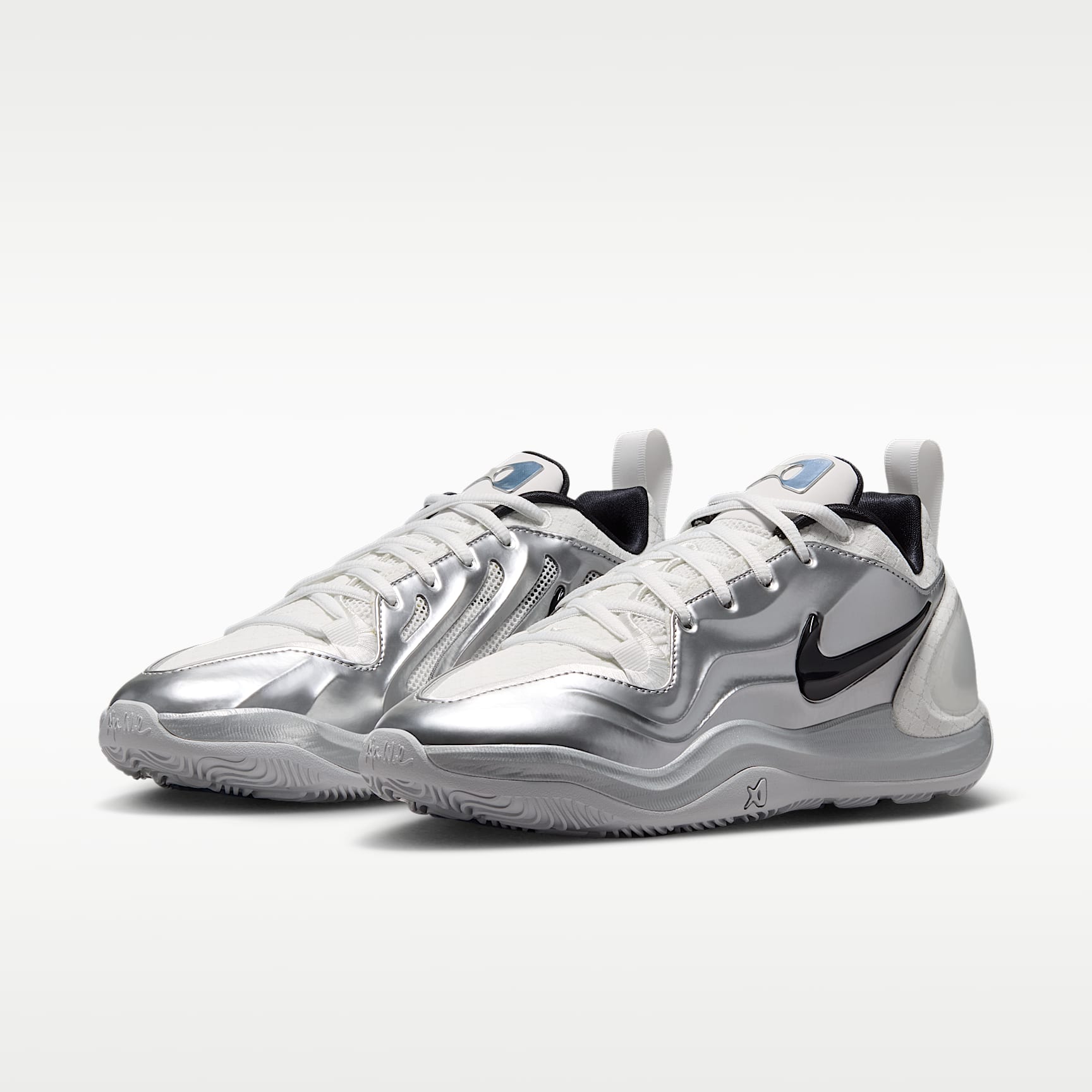 A'Two "Mirrored" A'ja Wilson Basketballschuh – Summit White/Metallic Silver/Schwarz
