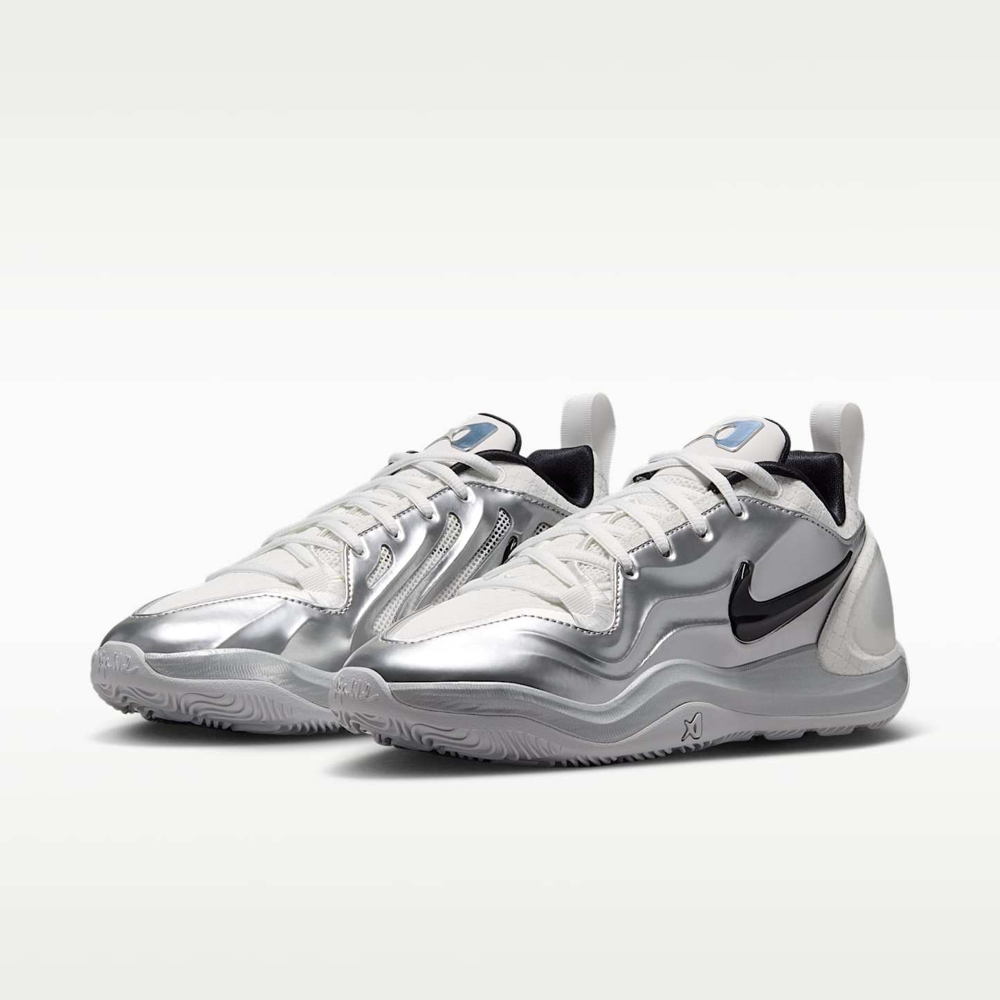 A'Two "Mirrored" A'ja Wilson Basketballschuh – Summit White/Metallic Silver/Schwarz