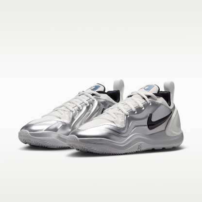A'Two "Mirrored" A'ja Wilson Basketballschuh – Summit White/Metallic Silver/Schwarz