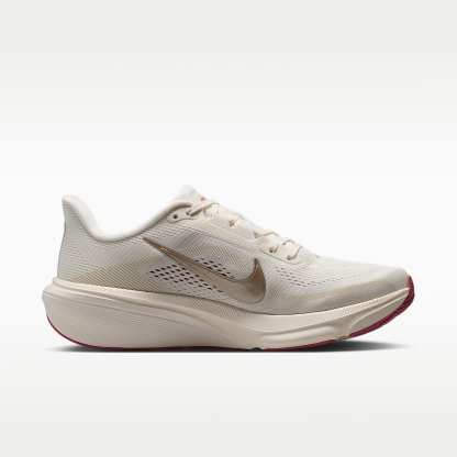 Nike Pegasus 42 Straßenlaufschuh (Damen) – Phantom/Chalk/Sail/Metallic Gold Grain