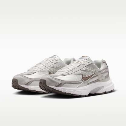 Nike Initiator Damenschuh – Phantom/Light Bone/Sail/Mink Brown