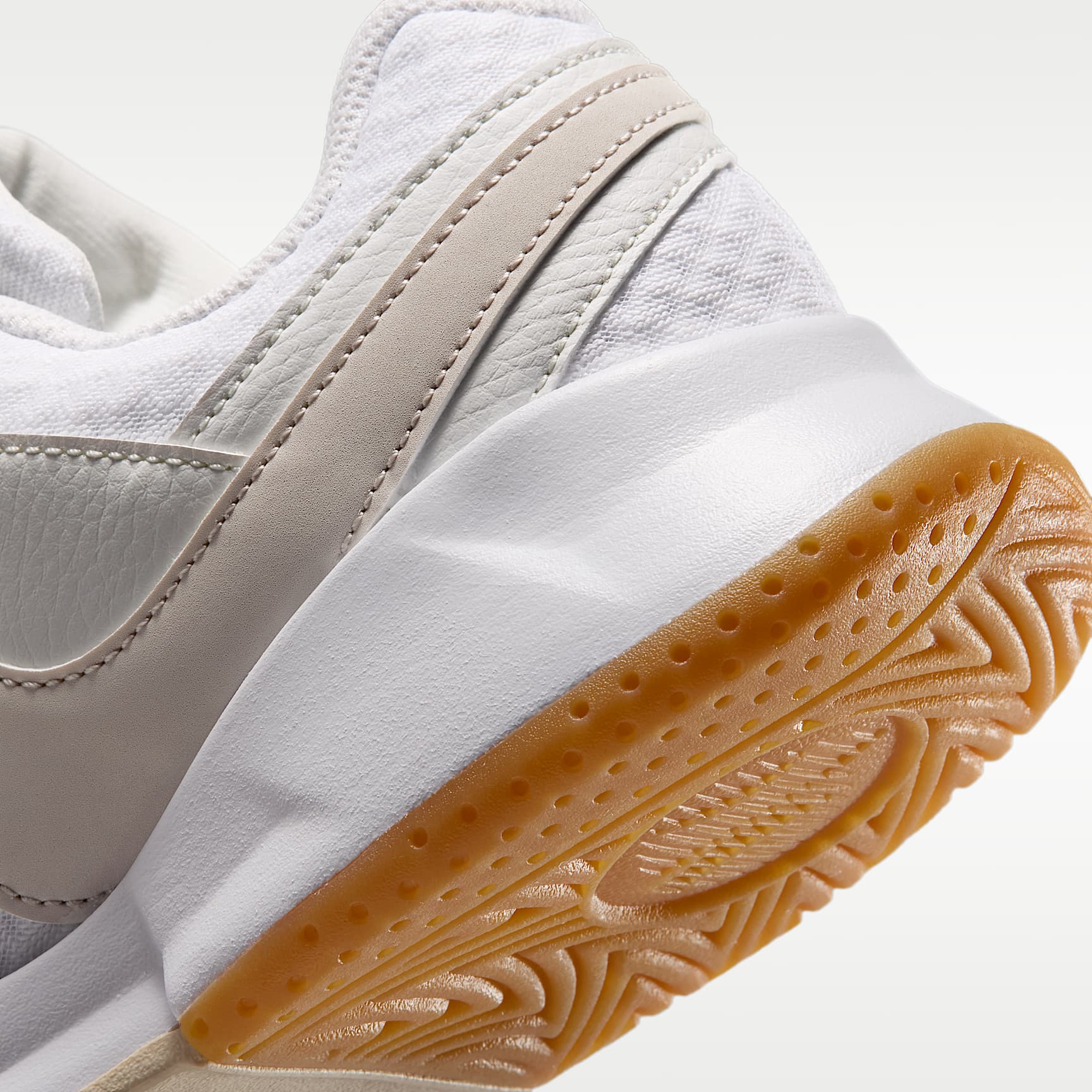 NikeCourt Lite 4 Tennisschuh für Hartplätze (Damen) – Weiß/Summit White/Linen/Light Orewood Brown