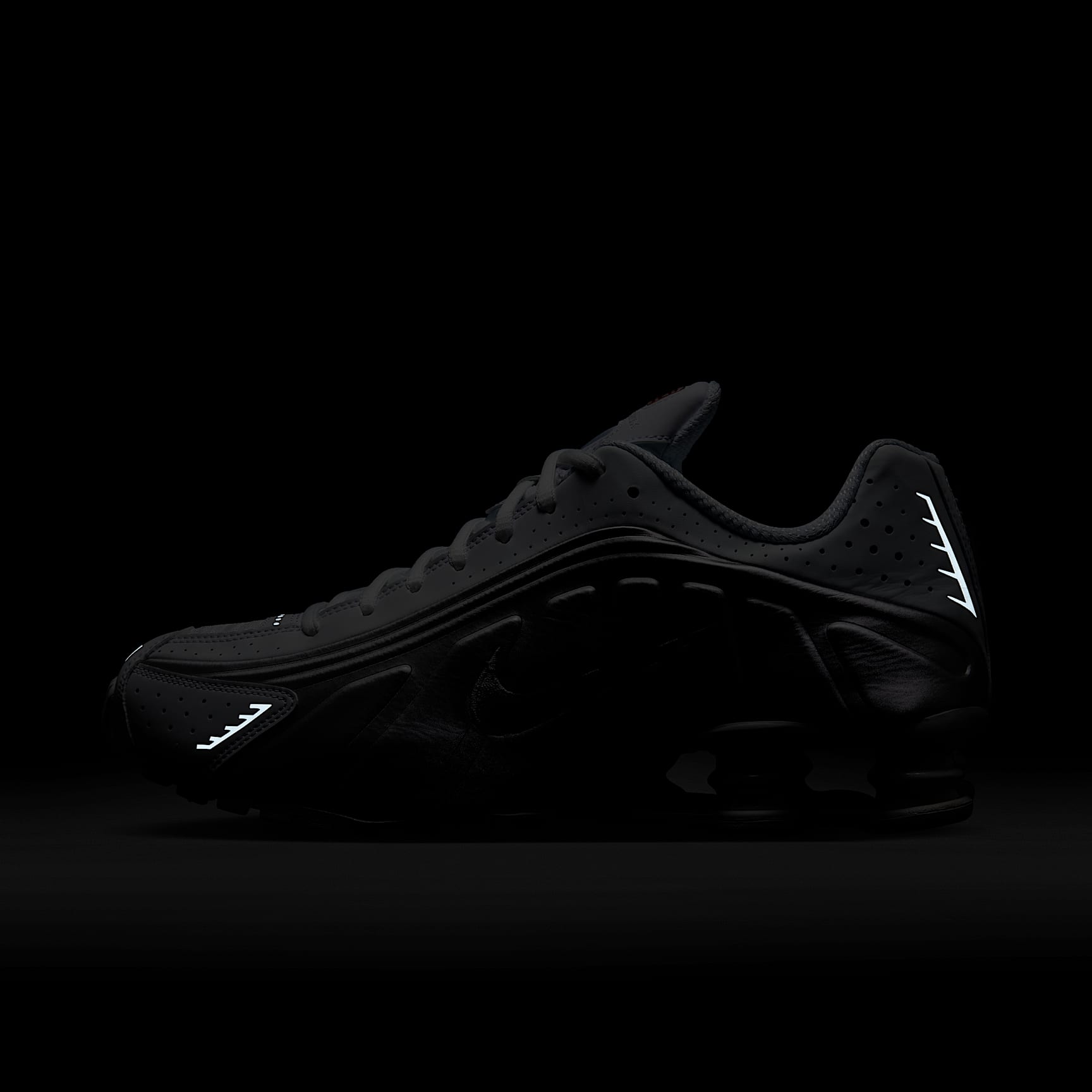 Nike Shox R4 Schuh (Herren) – Weiß/Weiß/Bright Crimson/Metallic Silver