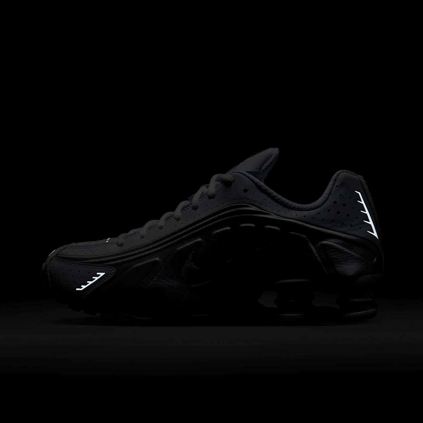 Nike Shox R4 Schuh (Herren) – Weiß/Weiß/Bright Crimson/Metallic Silver
