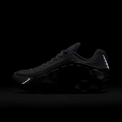 Nike Shox R4 Schuh (Herren) – Weiß/Weiß/Bright Crimson/Metallic Silver
