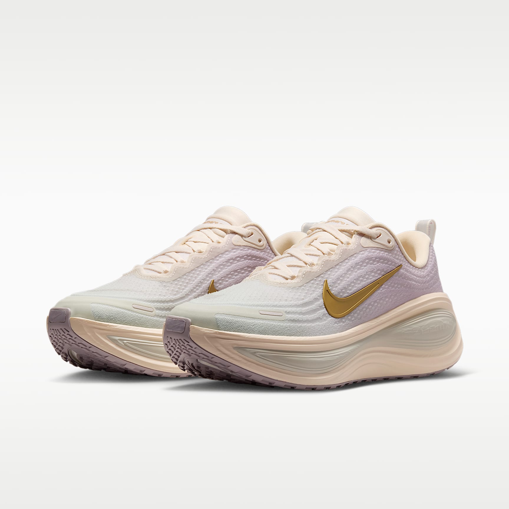 Nike Vomero Plus Straßenlaufschuh (Damen) – Chalk/Bleached Lilac/Spruce Aura/Metallic Gold
