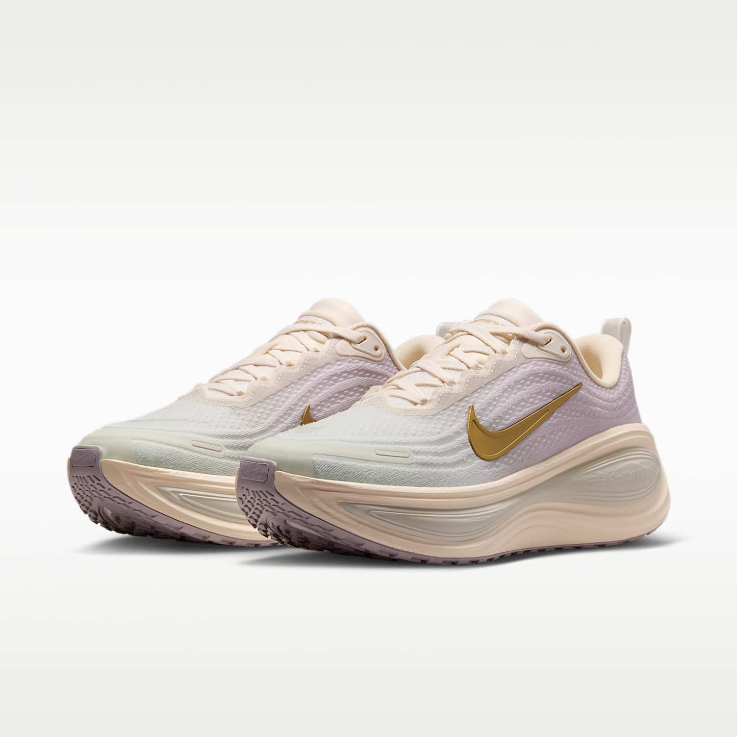 Nike Vomero Plus Straßenlaufschuh (Damen) – Chalk/Bleached Lilac/Spruce Aura/Metallic Gold