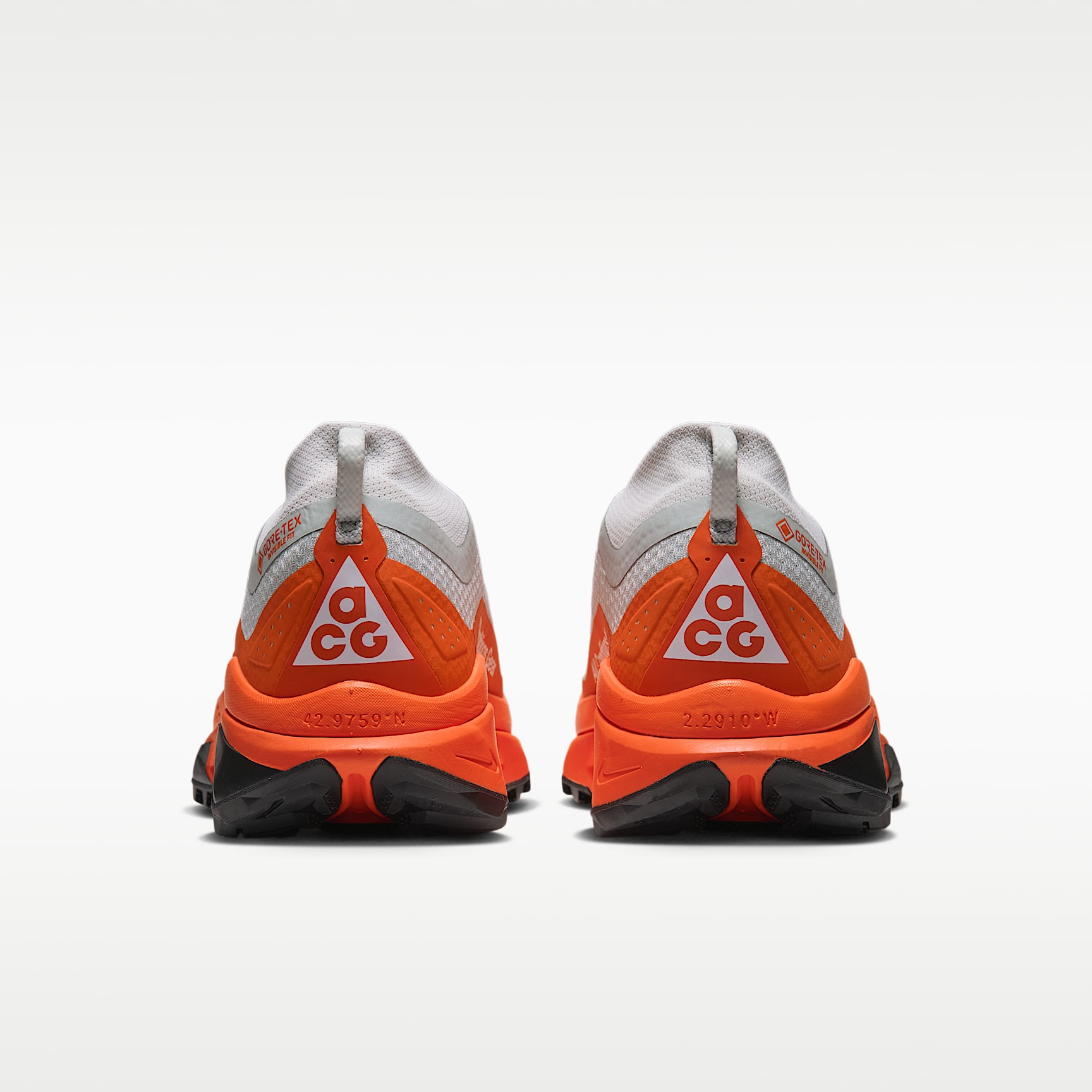 ACG Zegama Trail GORE-TEX wasserdichter Traillaufschuh (Herren) – Light Silver/Safety Orange/Schwarz/Summit White