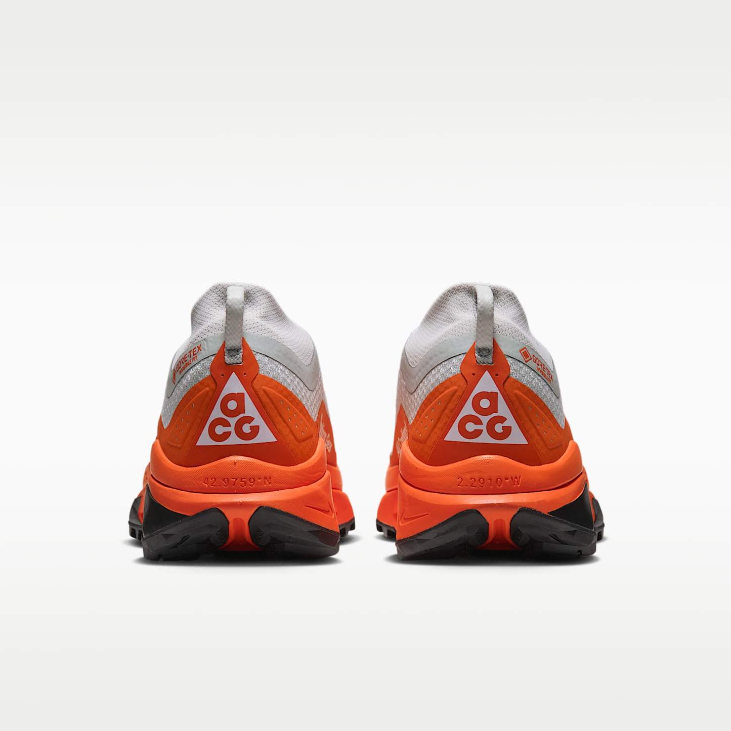 ACG Zegama Trail GORE-TEX wasserdichter Traillaufschuh (Herren) – Light Silver/Safety Orange/Schwarz/Summit White