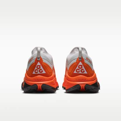 ACG Zegama Trail GORE-TEX wasserdichter Traillaufschuh (Herren) – Light Silver/Safety Orange/Schwarz/Summit White