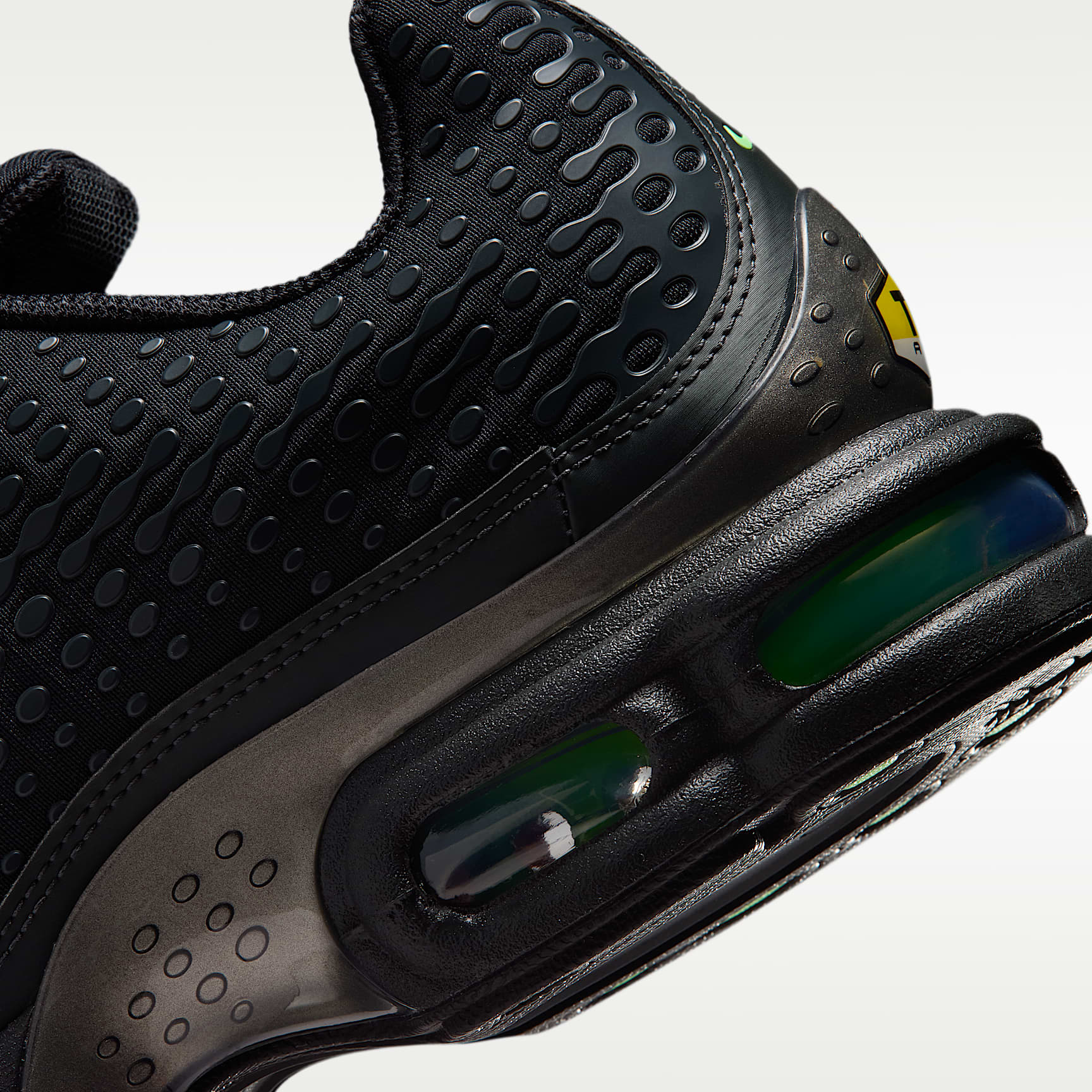 Nike Air Max Plus VII Schuh (Herren) – Schwarz/Dark Smoke Grey/Metallic Pewter/Illusion Green