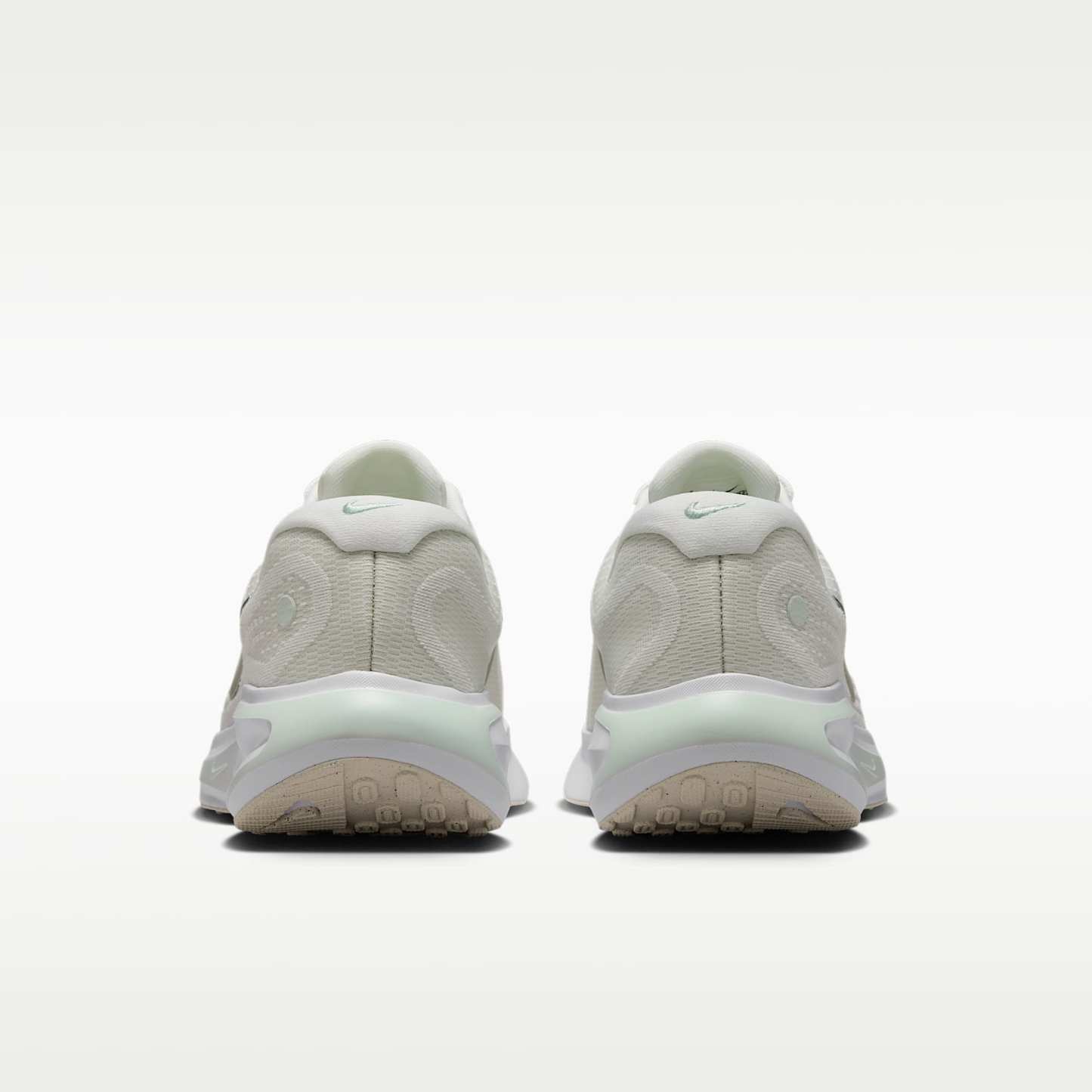 Nike Journey Run Straßenlaufschuh für Damen – Summit White/Barely Green/Weiß/Metallic Silver