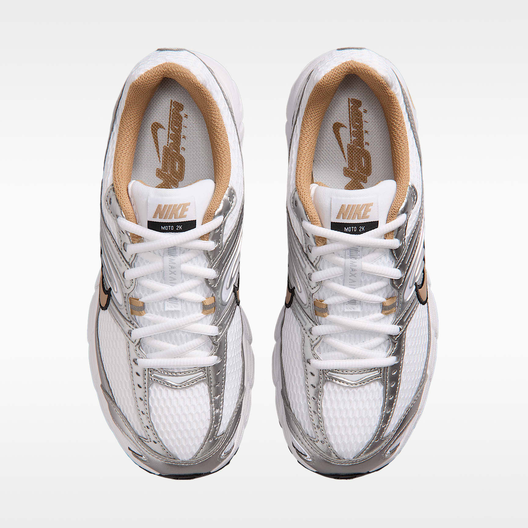 Nike Air Max Moto 2K Schuh mit reflektierenden Akzenten (Damen) – Weiß/Metallic Silver/Schwarz/British Khaki