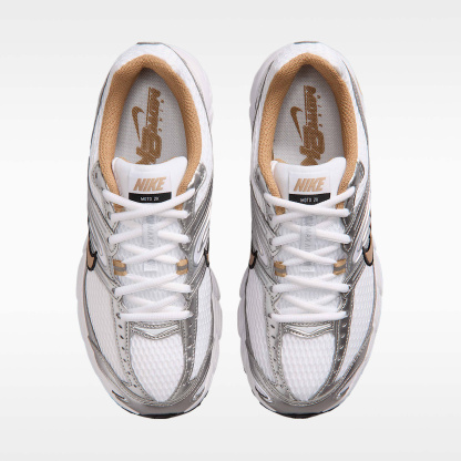 Nike Air Max Moto 2K Schuh mit reflektierenden Akzenten (Damen) – Weiß/Metallic Silver/Schwarz/British Khaki