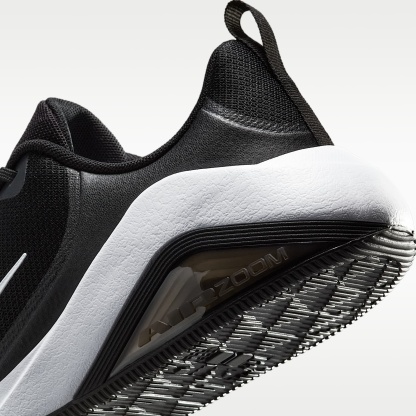 Nike Bella 7 Workout-Schuh (Damen) – Schwarz/Schwarz/Weiß