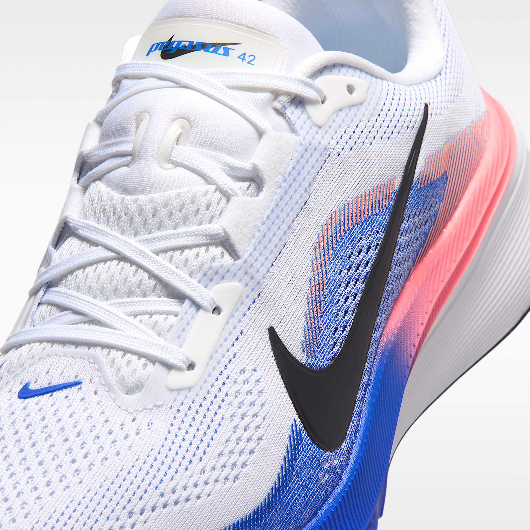 Nike Pegasus 42 Straßenlaufschuh (Herren) – Weiß/Racer Blue/Atomic Pink/Schwarz