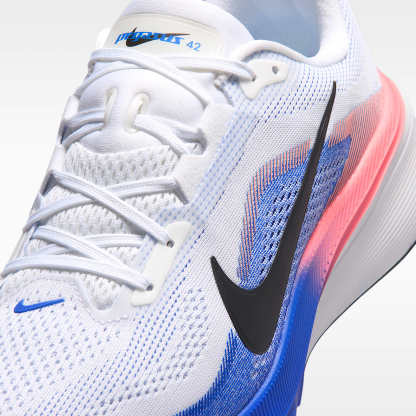 Nike Pegasus 42 Straßenlaufschuh (Herren) – Weiß/Racer Blue/Atomic Pink/Schwarz