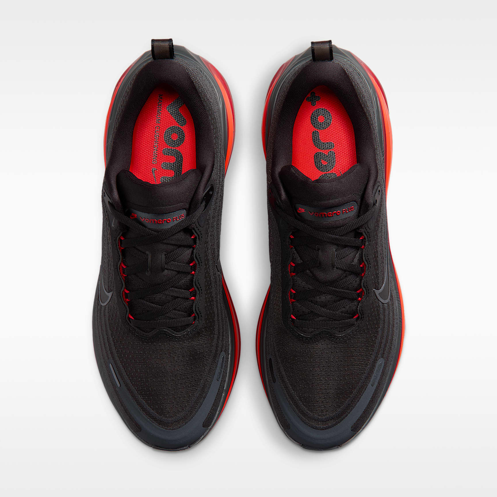 Nike Vomero Plus Straßenlaufschuh (Herren) – Anthracite/Bright Crimson/University Red/Schwarz